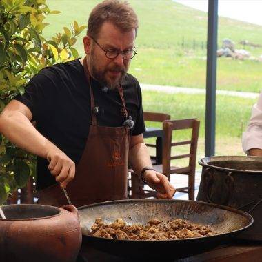 Usta şef Ömür Akkor, Neolitik Çağ'daki Mezopotamya yemeklerini günümüze uyarladı 