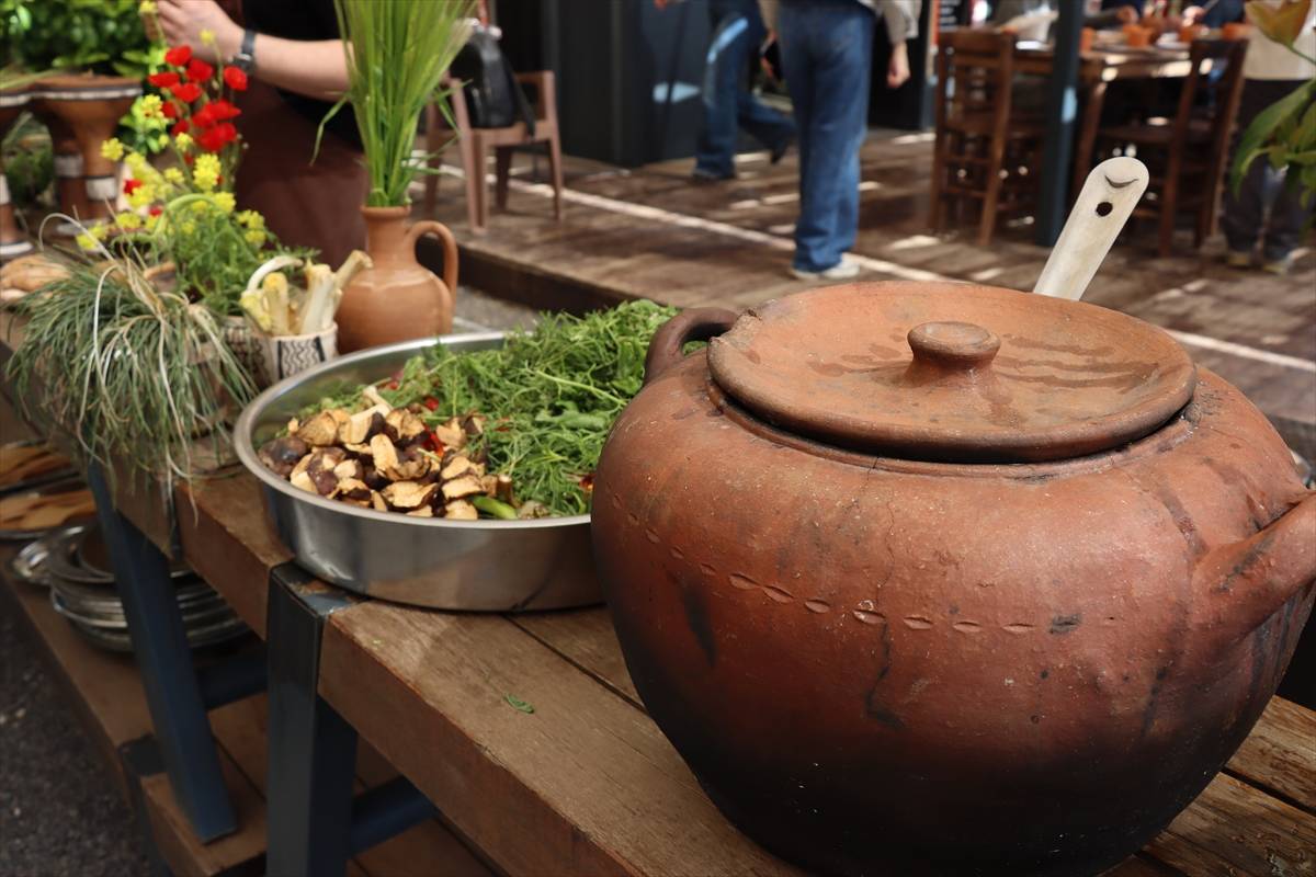 Usta şef Ömür Akkor, Neolitik Çağ'daki  Mezopotamya yemeklerini günümüze uyarladı 