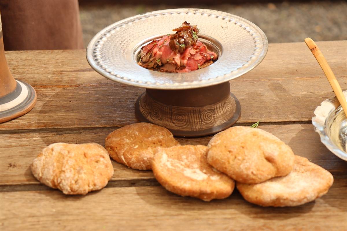 Usta şef Ömür Akkor, Neolitik Çağ'daki  Mezopotamya yemeklerini günümüze uyarladı 