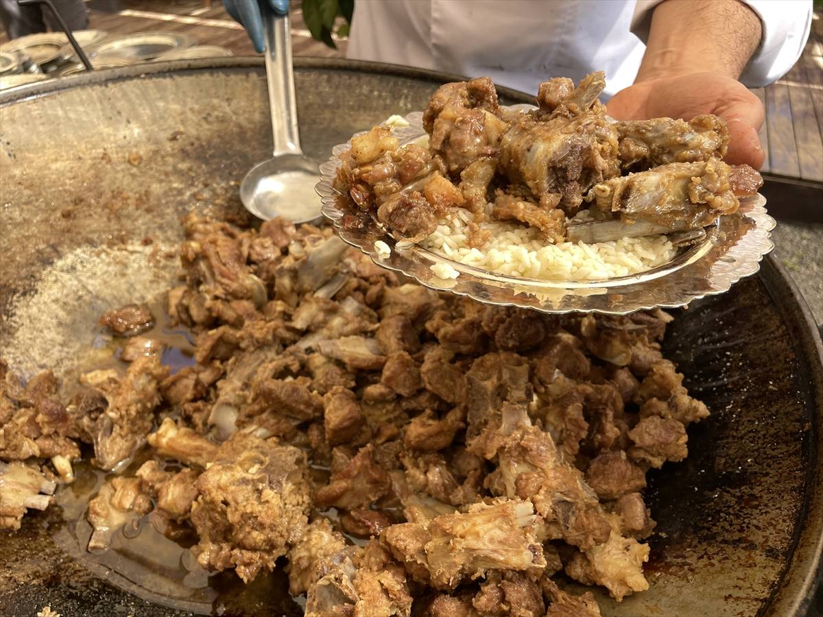 Usta şef Ömür Akkor, Neolitik Çağ'daki  Mezopotamya yemeklerini günümüze uyarladı 