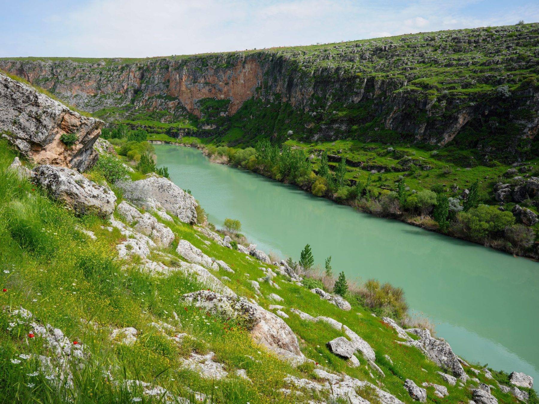 İlkbaharın renkleri 5 bin yıllık Kızılin Kanyonu ile buluştu