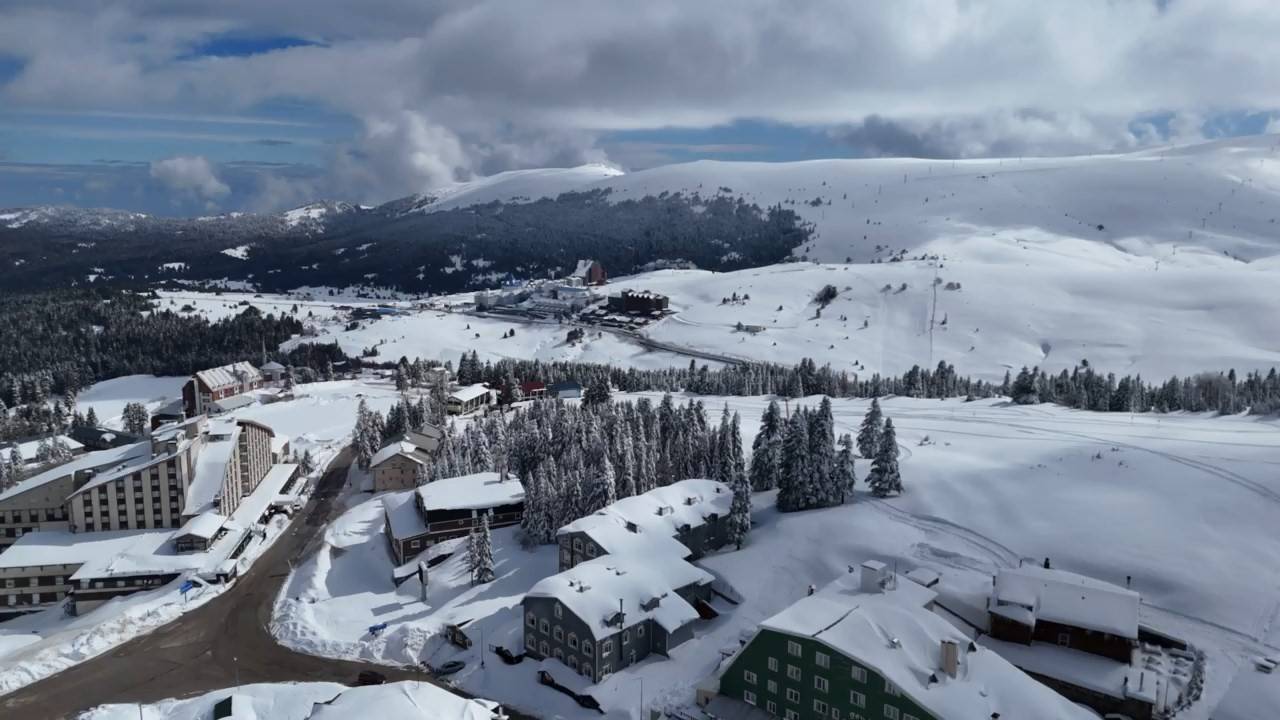 Uludağ'da sezon tekrar uzadı: 2 metrelik kar kalınlığı kayakseverleri cezbediyor