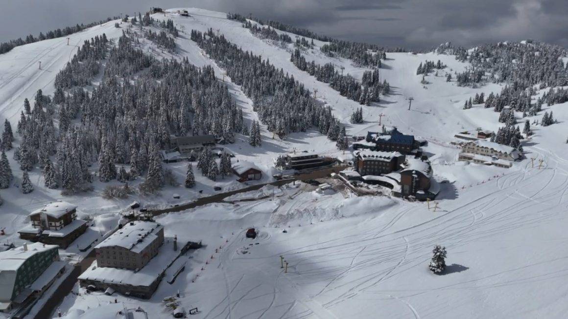 Uludağ'da sezon tekrar uzadı: 2 metrelik kar kalınlığı kayakseverleri cezbediyor