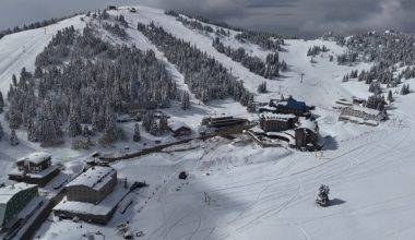 Uludağ'da sezon tekrar uzadı: 2 metrelik kar kalınlığı kayakseverleri cezbediyor