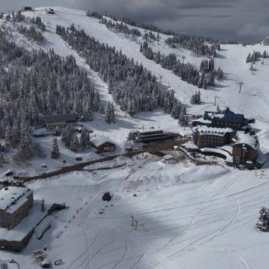 Uludağ'da sezon tekrar uzadı: 2 metrelik kar kalınlığı kayakseverleri cezbediyor