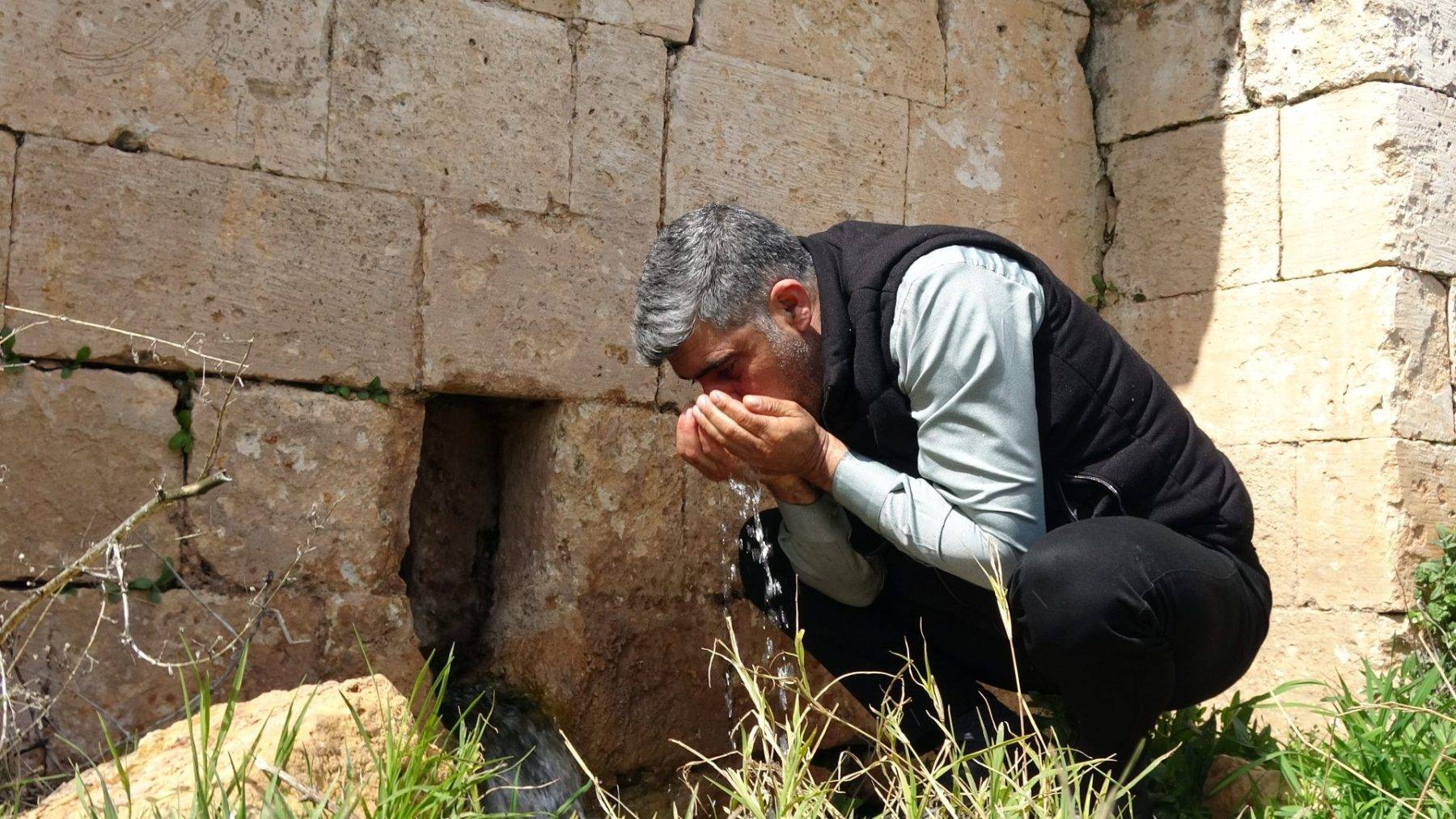 500 yıllık çeşmeleri gören köylünün yüzü güldü! Gaziantep'te kar ve yağmur bereketi