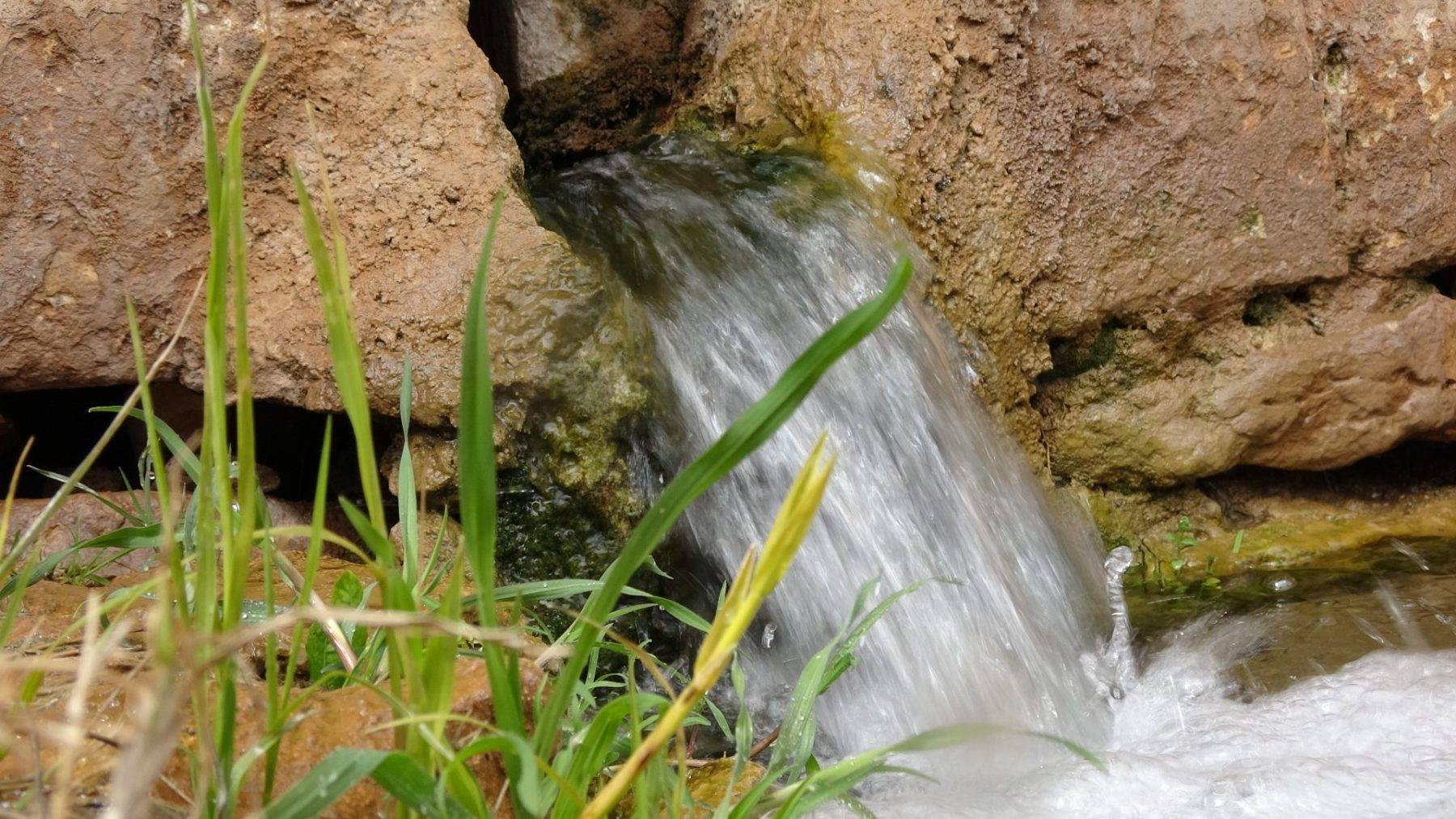 500 yıllık çeşmeleri gören köylünün yüzü güldü! Gaziantep'te kar ve yağmur bereketi