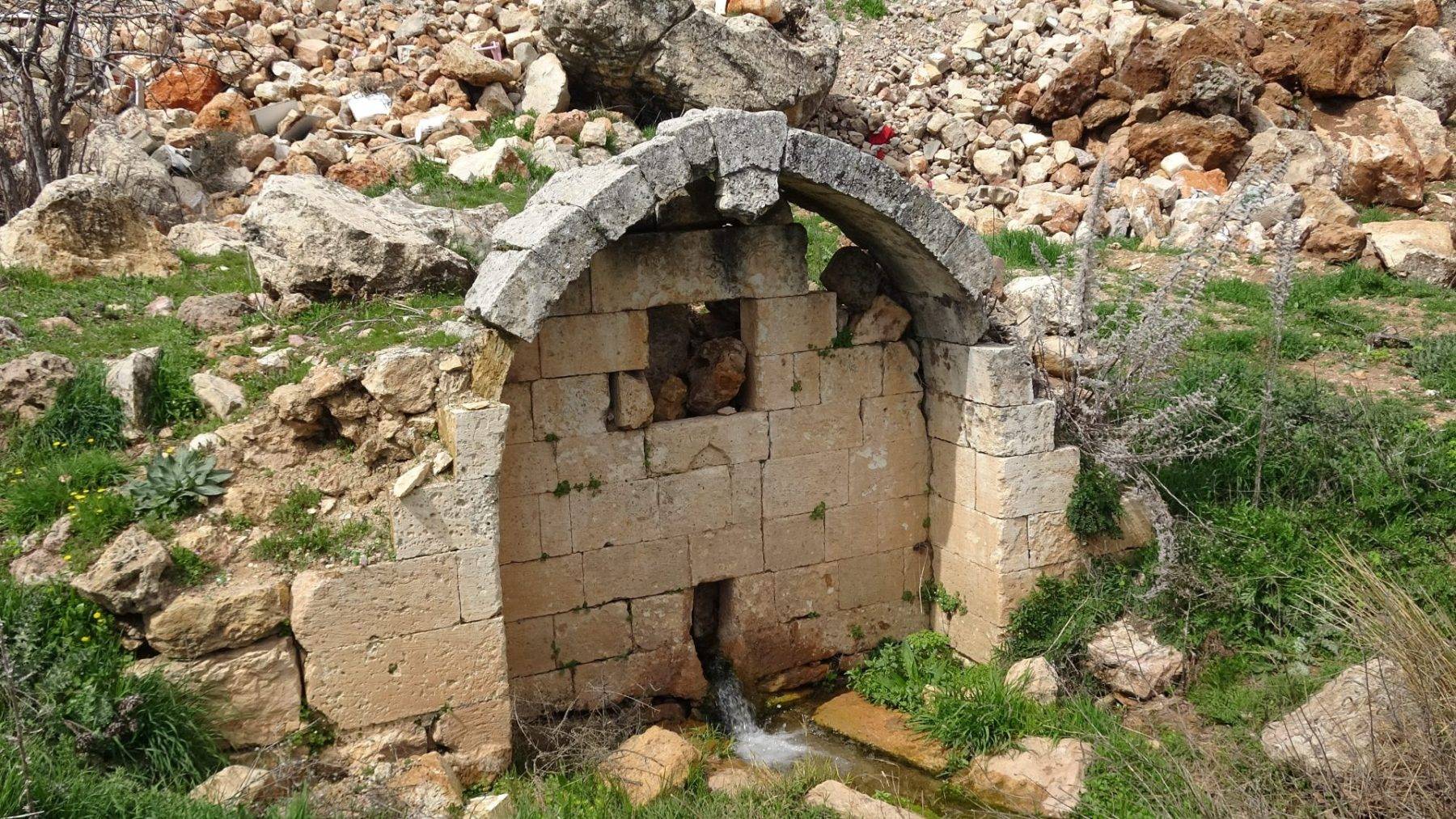 500 yıllık çeşmeleri gören köylünün yüzü güldü! Gaziantep'te kar ve yağmur bereketi