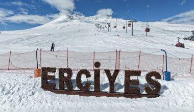 Erciyes Kayak Merkezi'nde sezon nisan ayında da devam ediyor