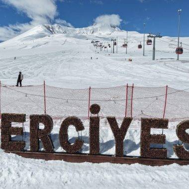 Erciyes Kayak Merkezi'nde sezon nisan ayında da devam ediyor