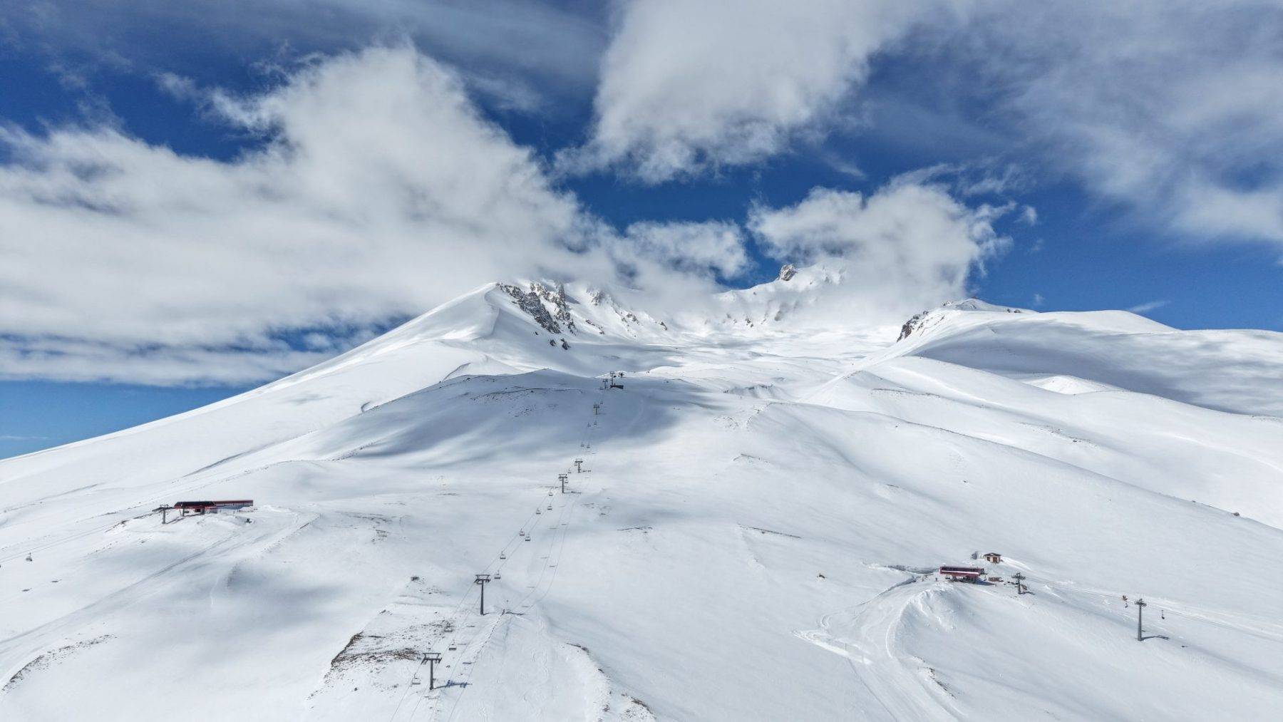Erciyes Kayak Merkezi'nde sezon nisan ayında da devam ediyor