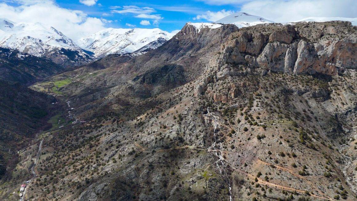 Akıl sır erdiremediler! Dağın ortasından aynı anda fışkıran sular