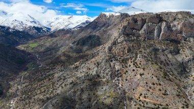 Akıl sır erdiremediler! Dağın ortasından aynı anda fışkıran sular