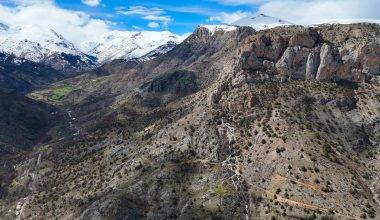 Akıl sır erdiremediler! Dağın ortasından aynı anda fışkıran sular