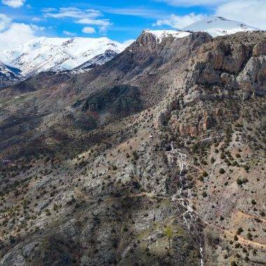 Akıl sır erdiremediler! Dağın ortasından aynı anda fışkıran sular