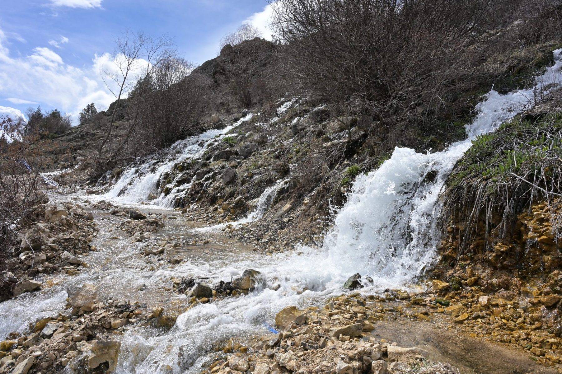 Akıl sır erdiremediler! Dağın ortasından aynı anda fışkıran sular 