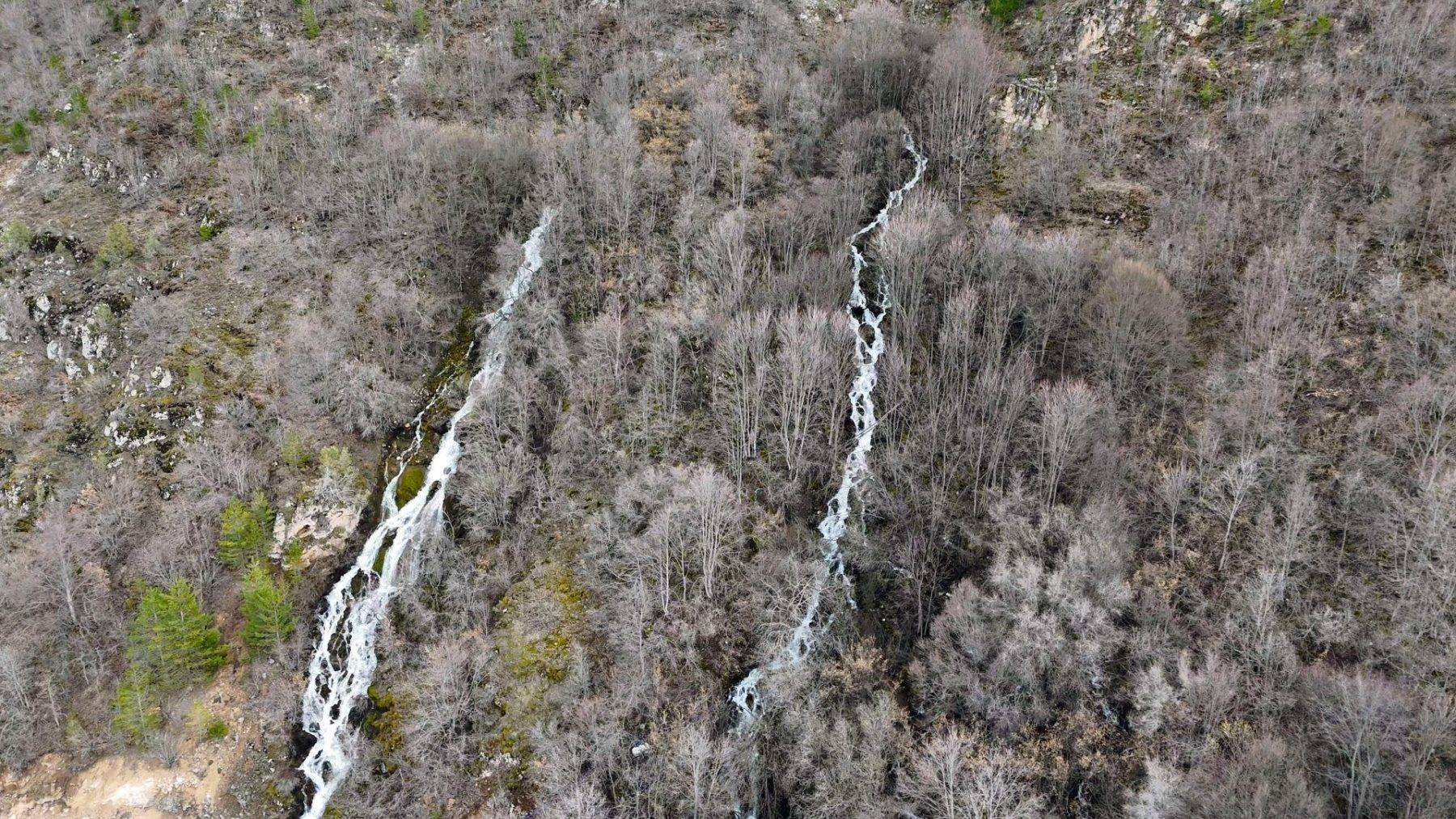 Akıl sır erdiremediler! Dağın ortasından aynı anda fışkıran sular 