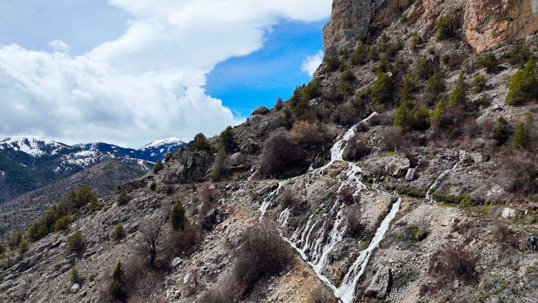 Akıl sır erdiremediler! Dağın ortasından aynı anda fışkıran sular 