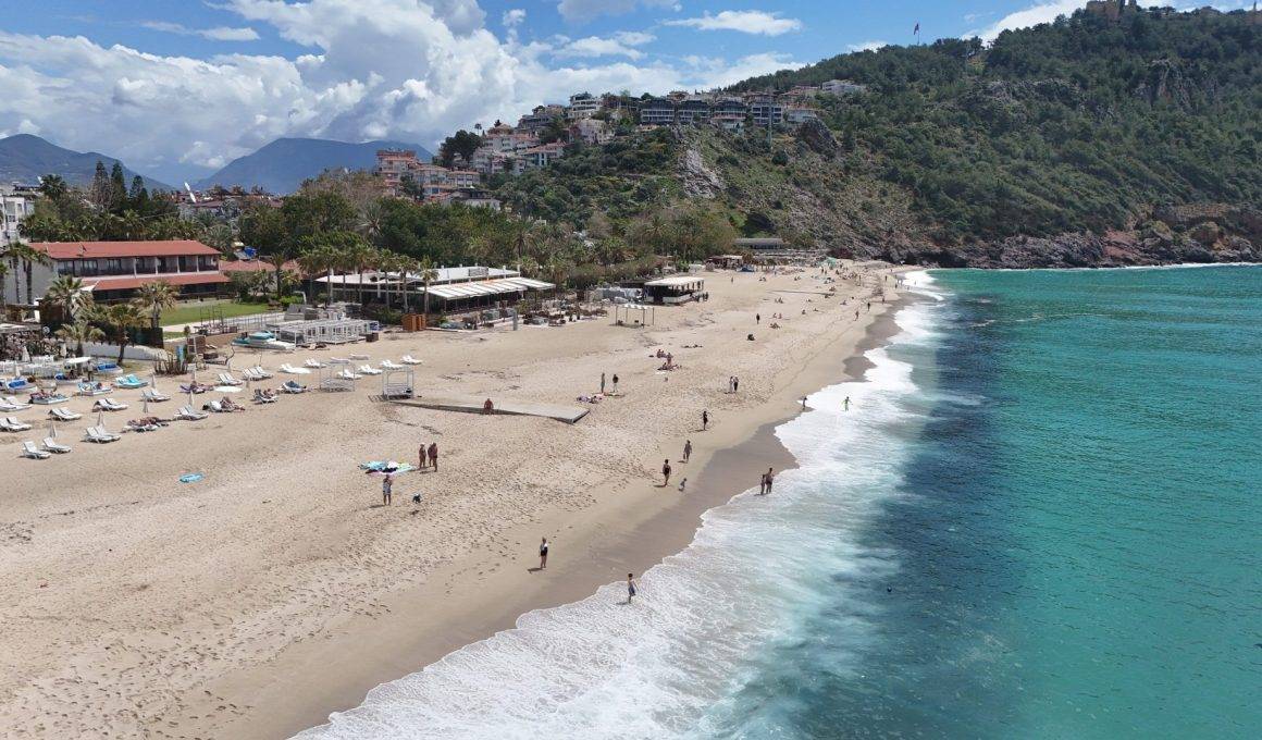 Antalya'ya yaz erken geldi: Kleopatra Plajı'nda deniz keyfi başladı