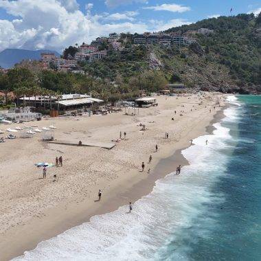 Antalya'ya yaz erken geldi: Kleopatra Plajı'nda deniz keyfi başladı