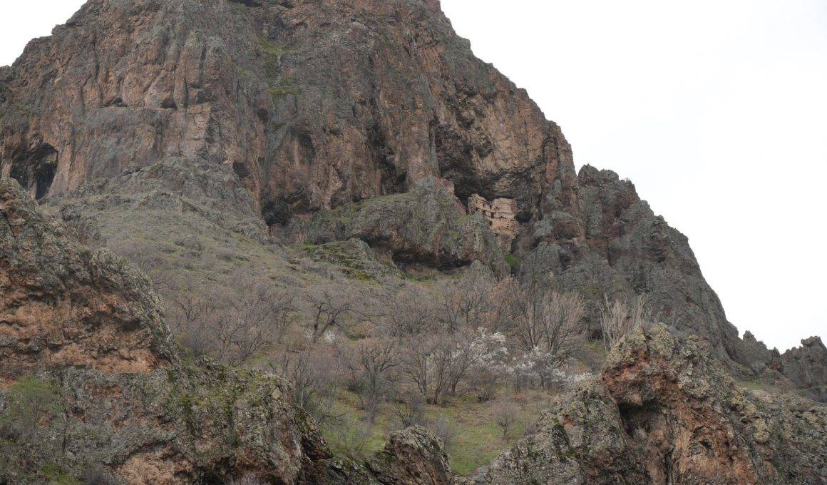 Sümela değil Alicin! Kayalıklar arasına gizlenmiş tarih: Alicin Manastırı