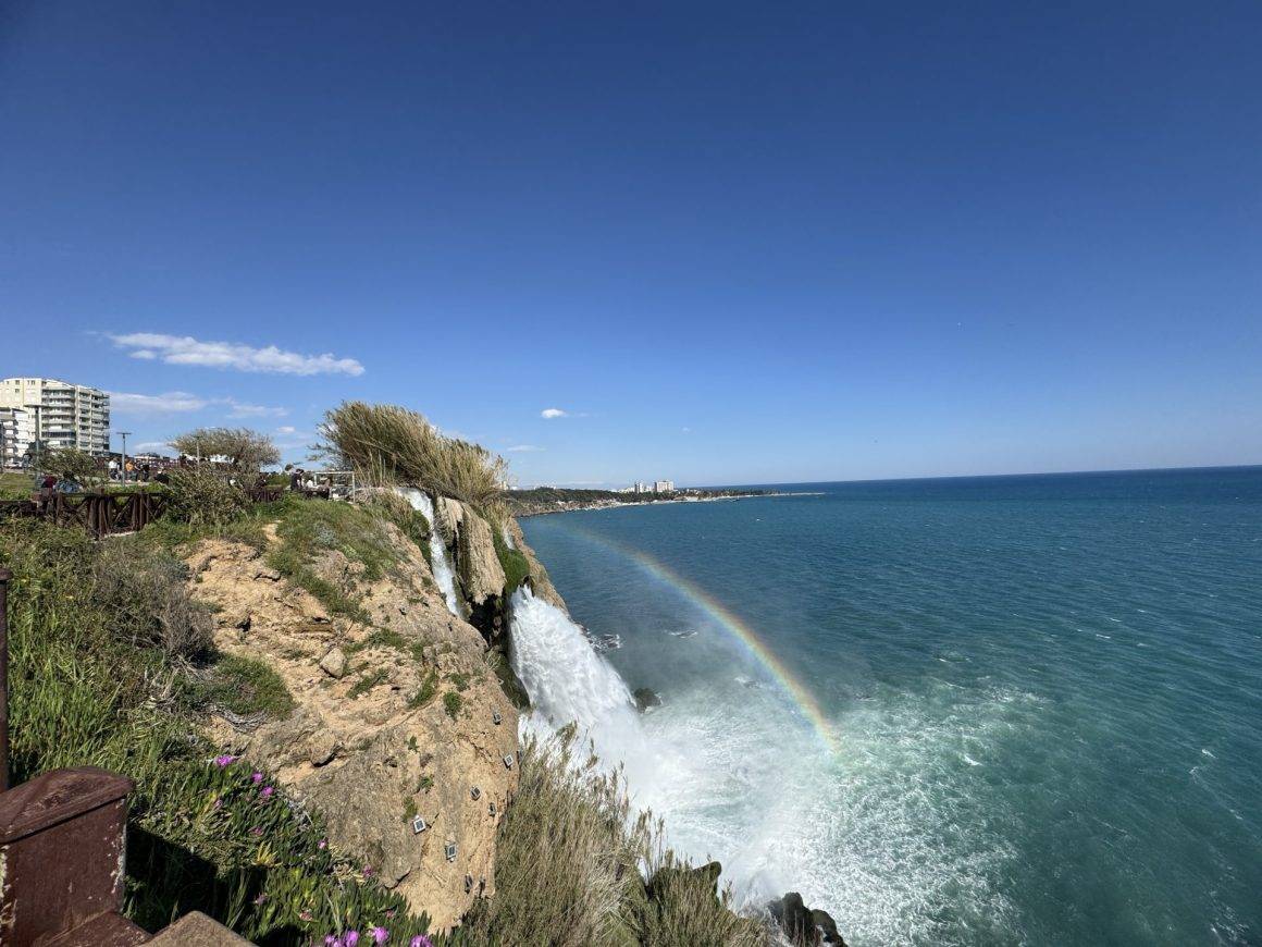 Düden Çayı'nın Akdeniz ile buluşma noktası: Aşağı Düden Şelalesi'nin güzelliği gökkuşağı ile taçlandı