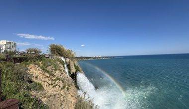 Düden Çayı'nın Akdeniz ile buluşma noktası: Aşağı Düden Şelalesi'nin güzelliği gökkuşağı ile taçlandı