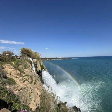 Düden Çayı'nın Akdeniz ile buluşma noktası: Aşağı Düden Şelalesi'nin güzelliği gökkuşağı ile taçlandı