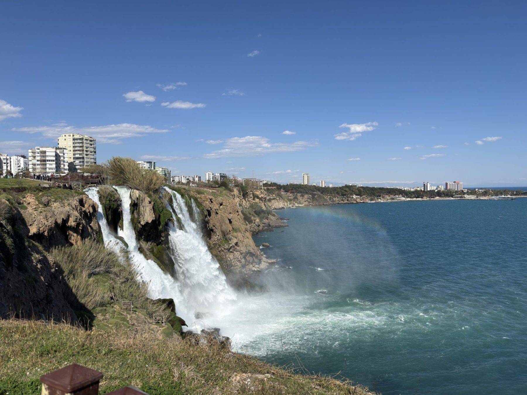 Düden Çayı'nın Akdeniz ile buluşma noktası: Aşağı Düden Şelalesi'nin güzelliği gökkuşağı ile taçlandı