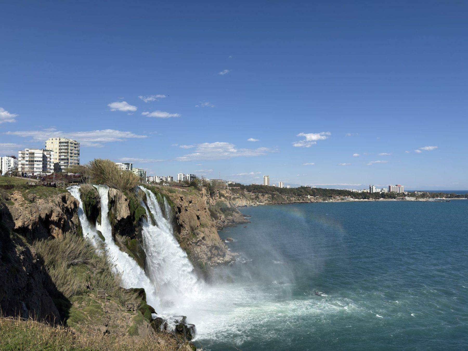 Düden Çayı'nın Akdeniz ile buluşma noktası: Aşağı Düden Şelalesi'nin güzelliği gökkuşağı ile taçlandı