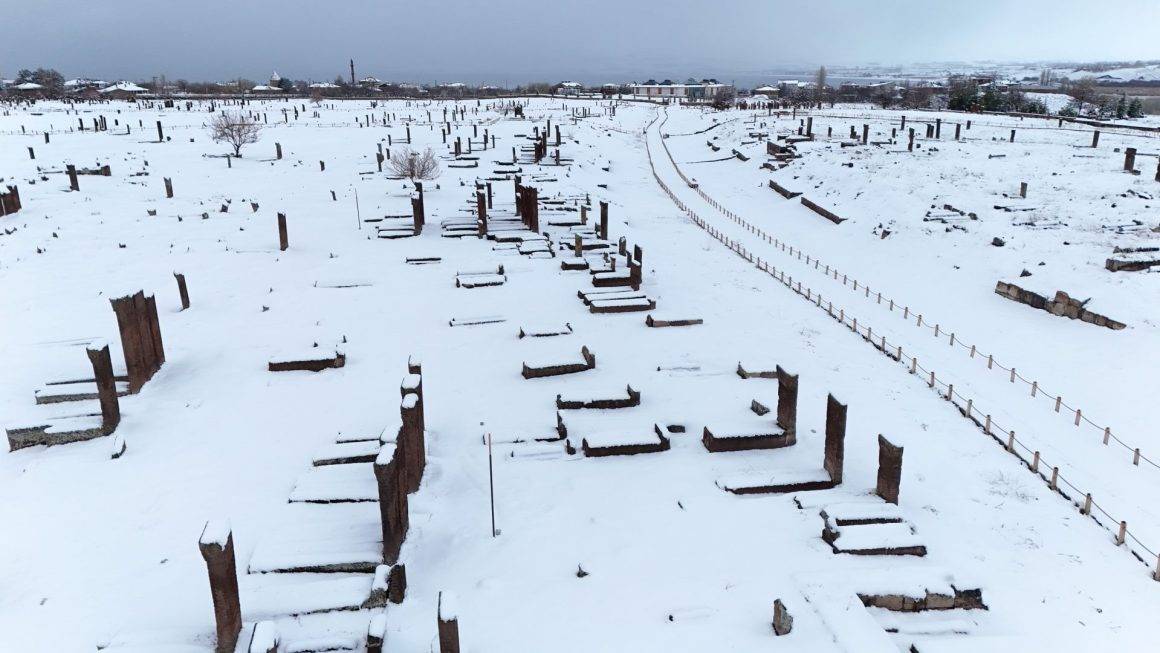 Ahlat'ın binlerce yıllık tarihi, beyaz bereketle bütünleşti