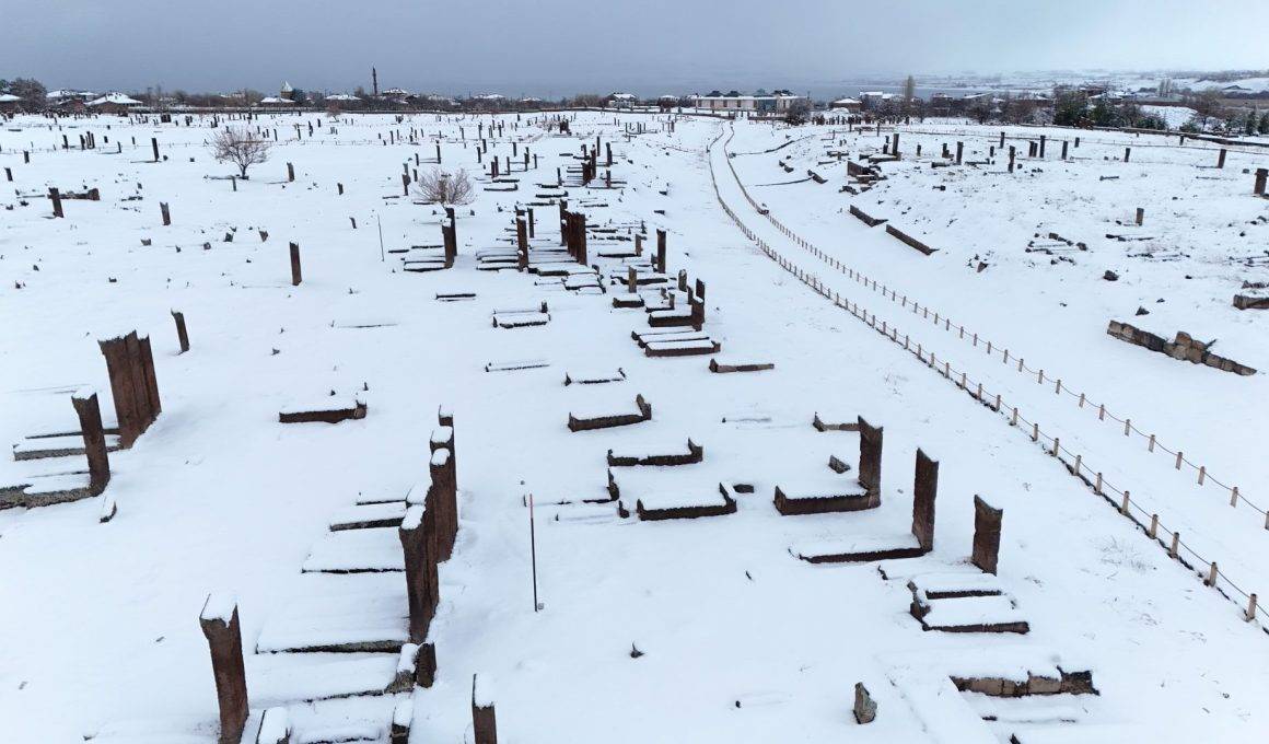 Ahlat'ın binlerce yıllık tarihi, beyaz bereketle bütünleşti