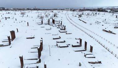 Ahlat'ın binlerce yıllık tarihi, beyaz bereketle bütünleşti