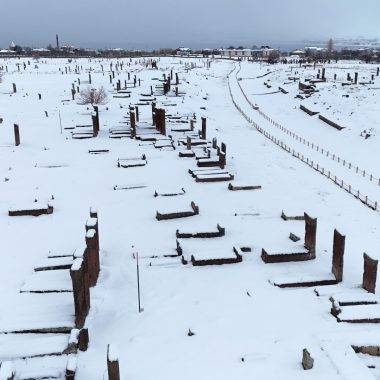 Ahlat'ın binlerce yıllık tarihi, beyaz bereketle bütünleşti