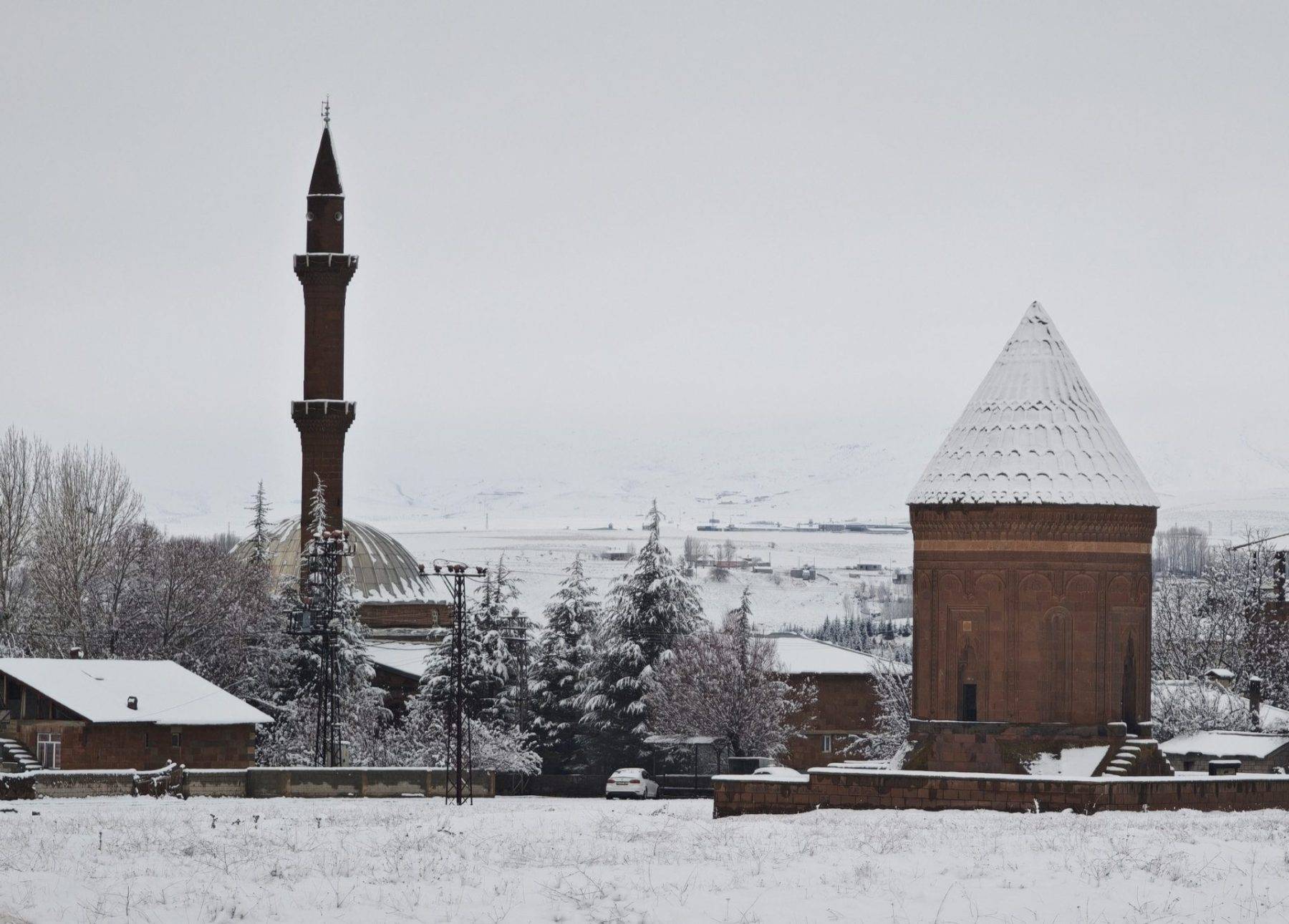 Ahlat'ın binlerce yıllık tarihi, beyaz bereketle bütünleşti