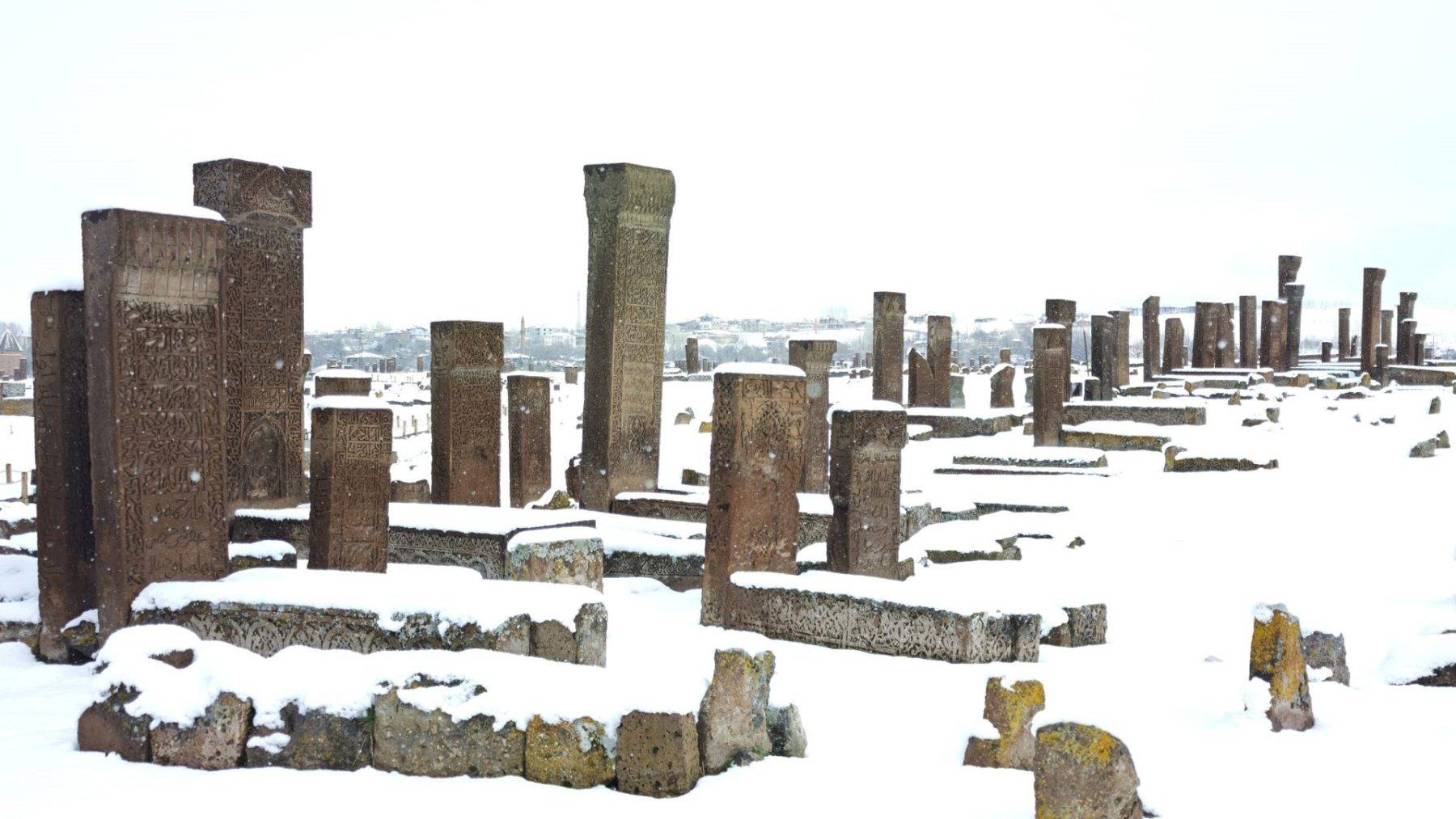 Ahlat'ın binlerce yıllık tarihi, beyaz bereketle bütünleşti