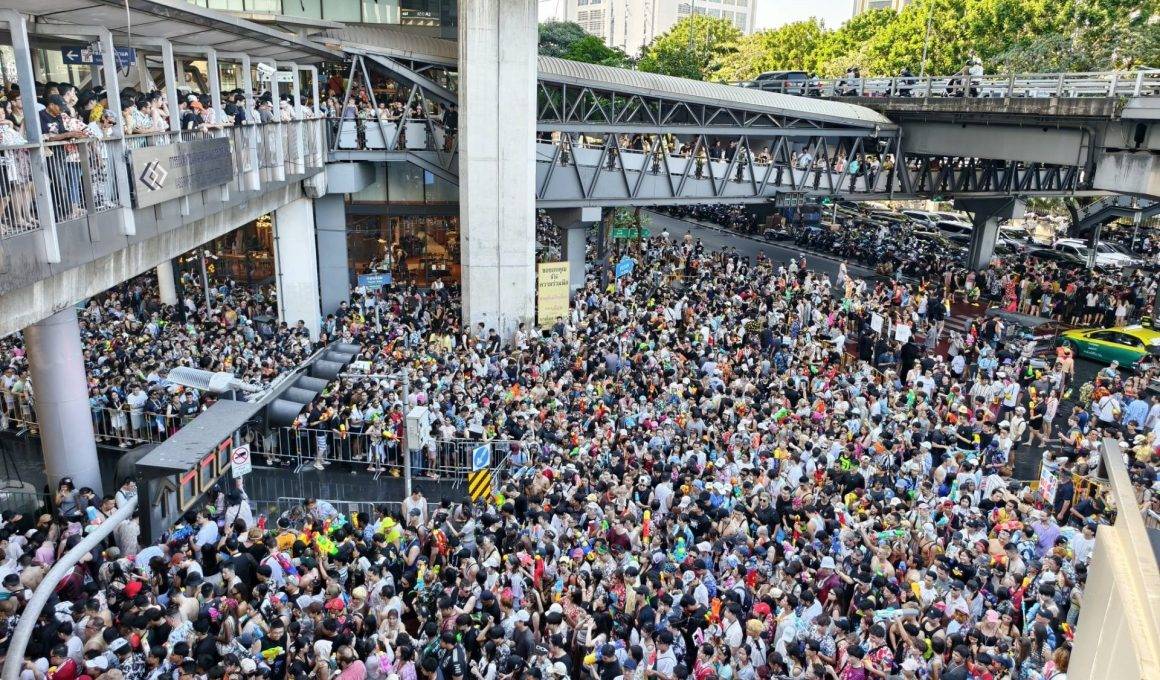 Evleri, sokakları, birbirlerini yıkadılar! Tayland'ın en büyük festivali coşkuyla başladı