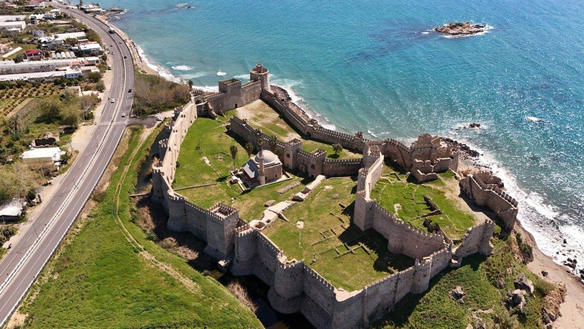 İbadetin 700 yıldır devam ettiği yer! Fethin manevi sembolü: Mamure Kalesi Camii