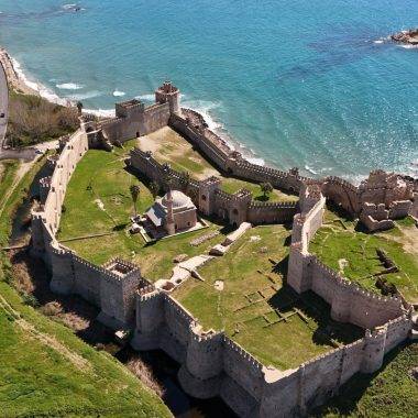 İbadetin 700 yıldır devam ettiği yer! Fethin manevi sembolü: Mamure Kalesi Camii