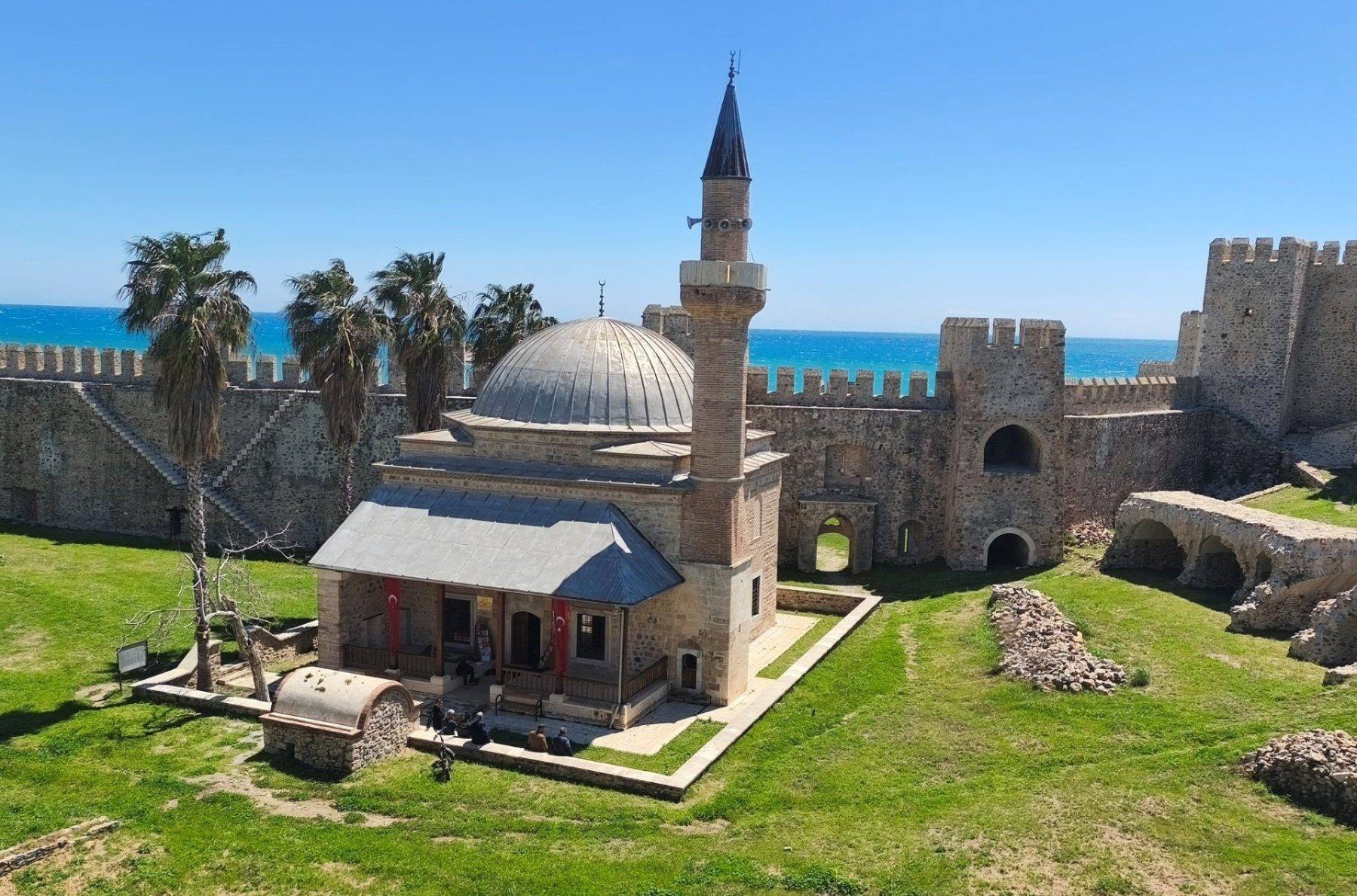 İbadetin 700 yıldır devam ettiği yer! Fethin manevi sembolü: Mamure Kalesi Camii