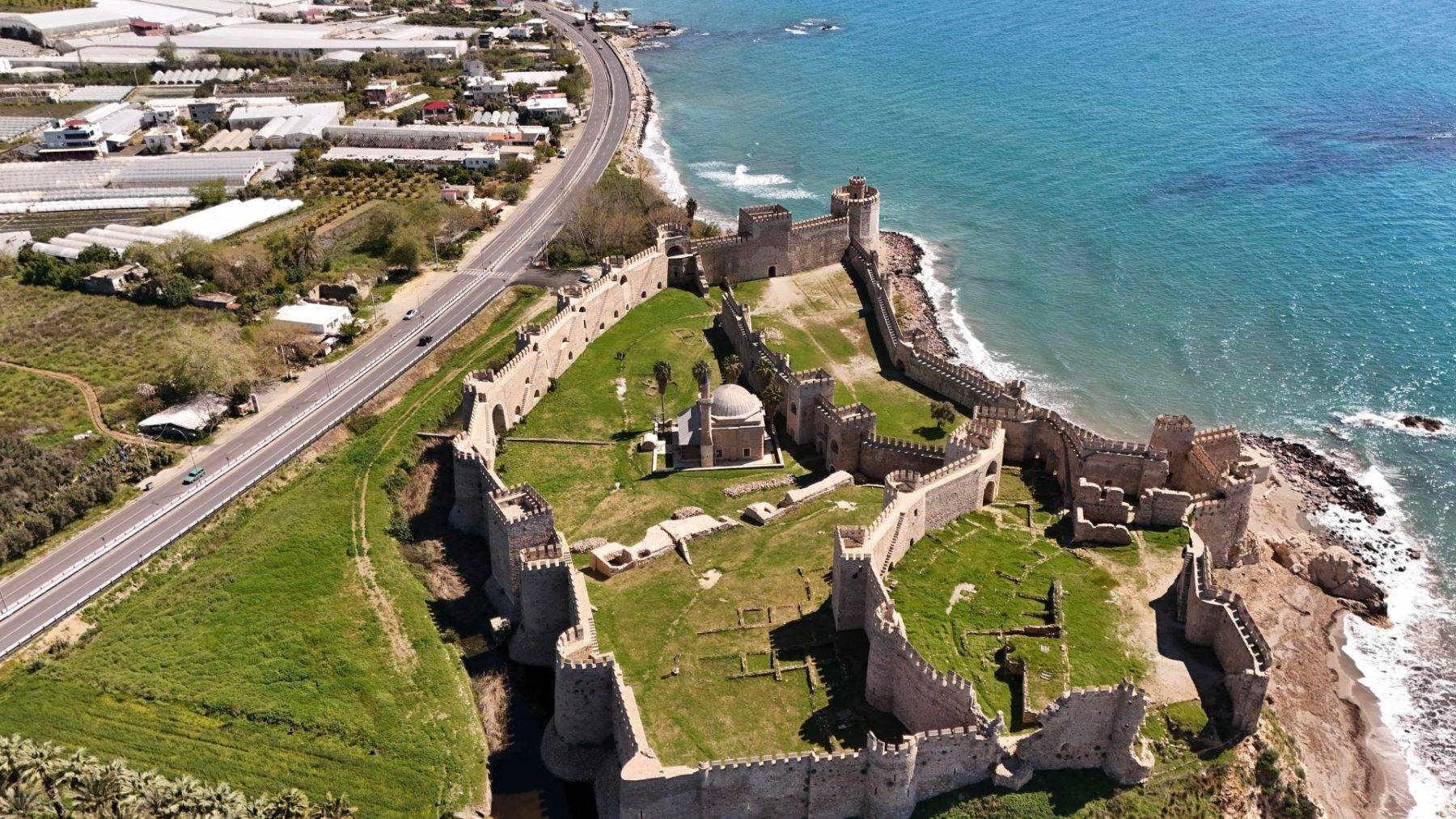 İbadetin 700 yıldır devam ettiği yer! Fethin manevi sembolü: Mamure Kalesi Camii