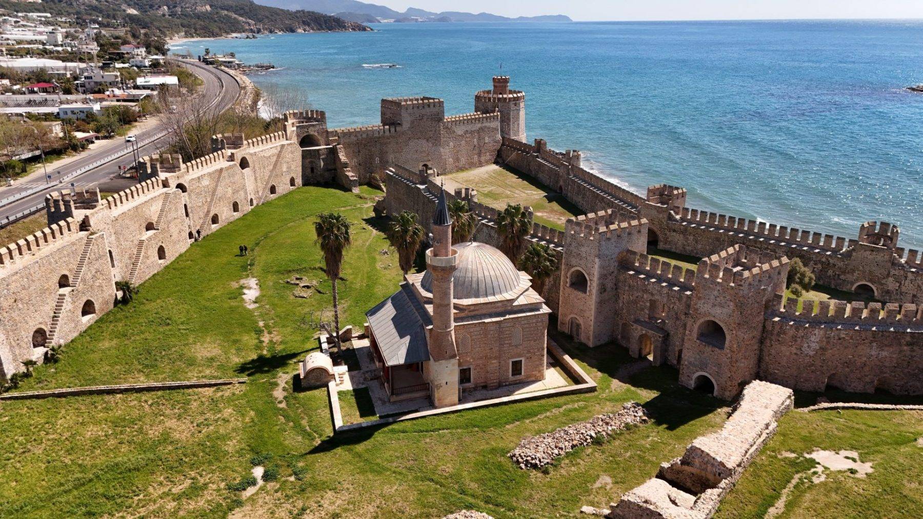 İbadetin 700 yıldır devam ettiği yer! Fethin manevi sembolü: Mamure Kalesi Camii