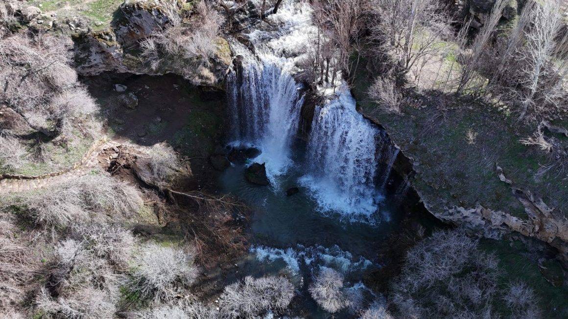 Sivas'ın doğa harikalarından Değirmenaltı Şelalesi, ilkbaharı coşkuyla karşıladı