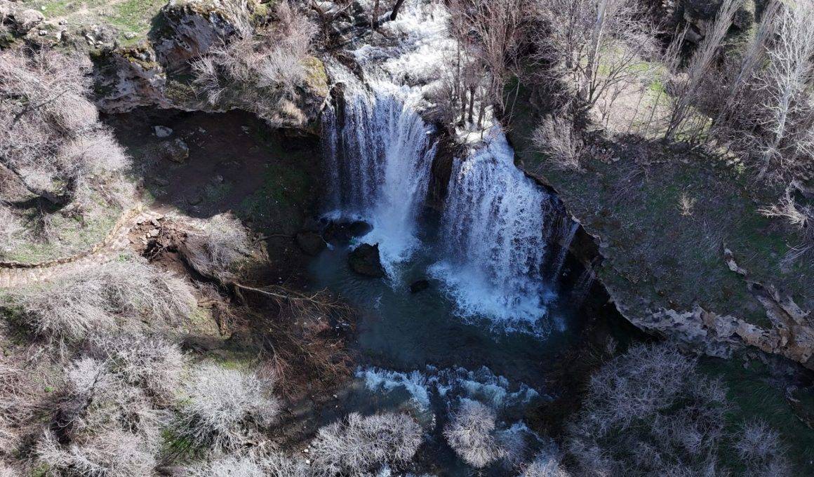 Sivas'ın doğa harikalarından Değirmenaltı Şelalesi, ilkbaharı coşkuyla karşıladı