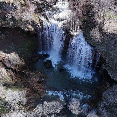 Sivas'ın doğa harikalarından Değirmenaltı Şelalesi, ilkbaharı coşkuyla karşıladı