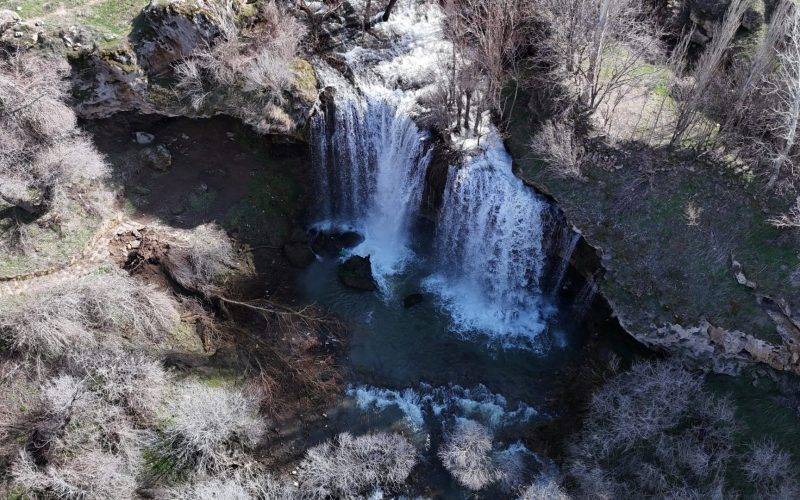 Sivas'ın doğa harikalarından Değirmenaltı Şelalesi, ilkbaharı coşkuyla karşıladı