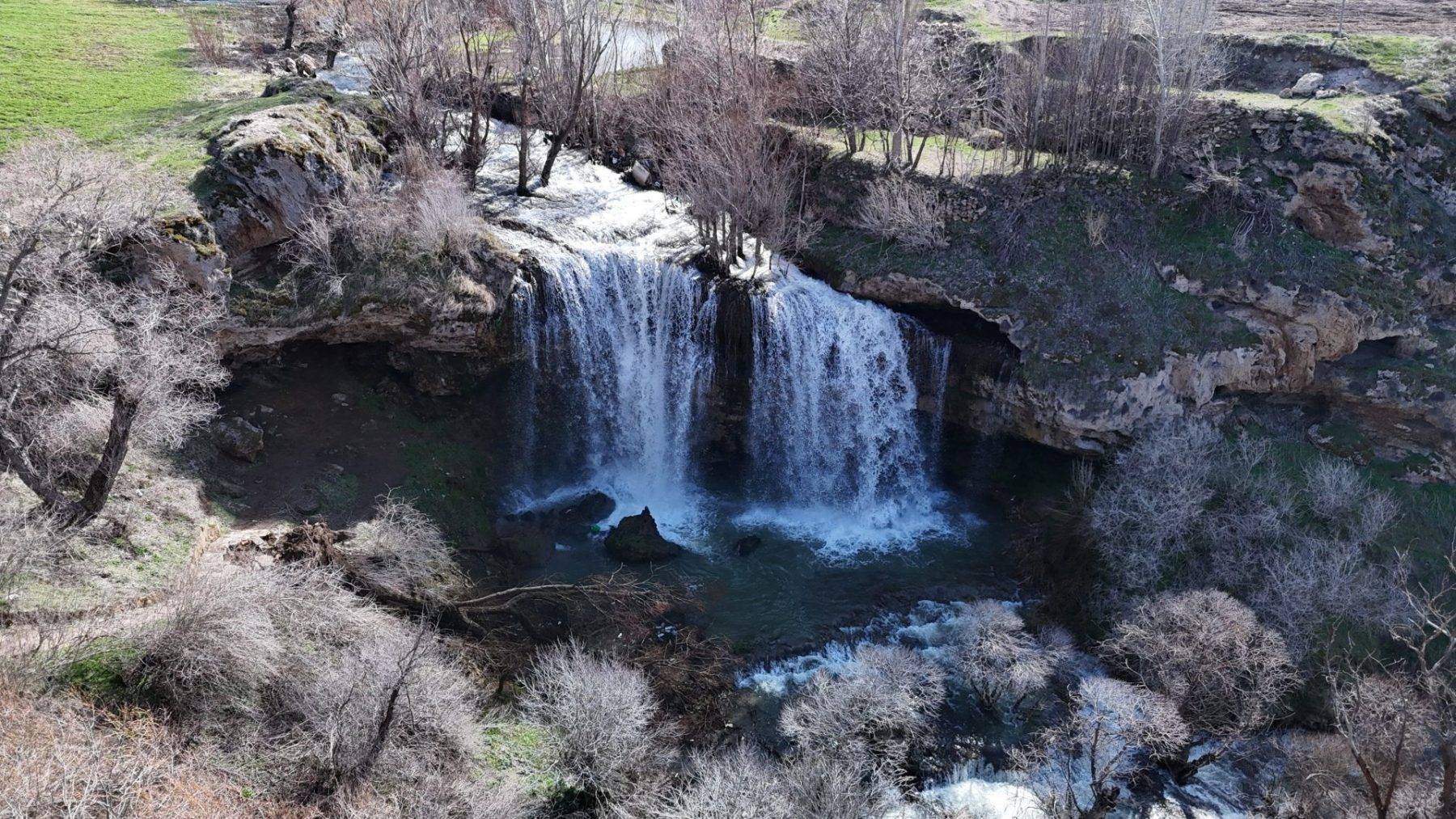 Sivas'ın doğa harikalarından Değirmenaltı Şelalesi, ilkbaharı coşkuyla karşıladı