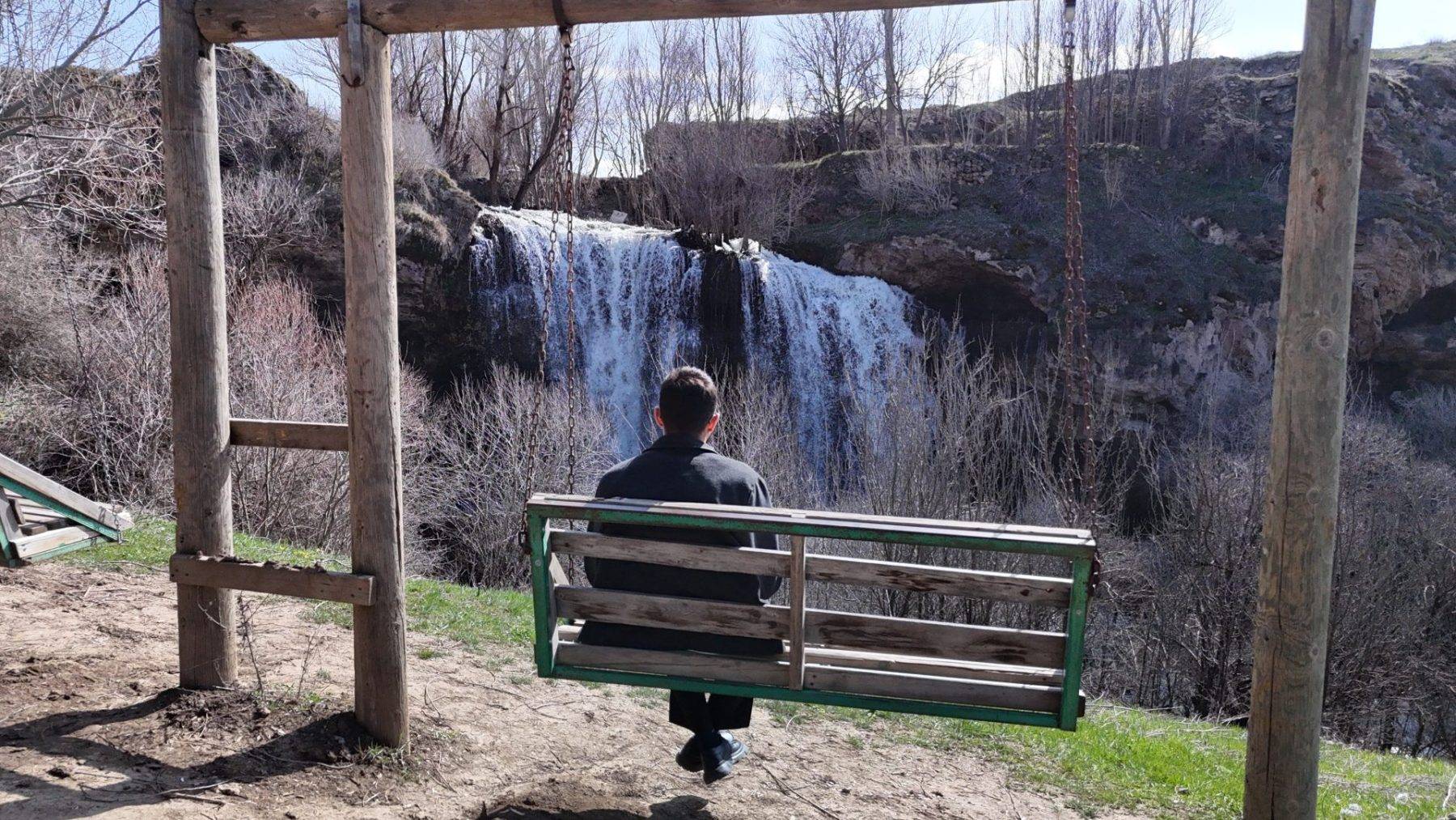 Sivas'ın doğa harikalarından Değirmenaltı Şelalesi, ilkbaharı coşkuyla karşıladı