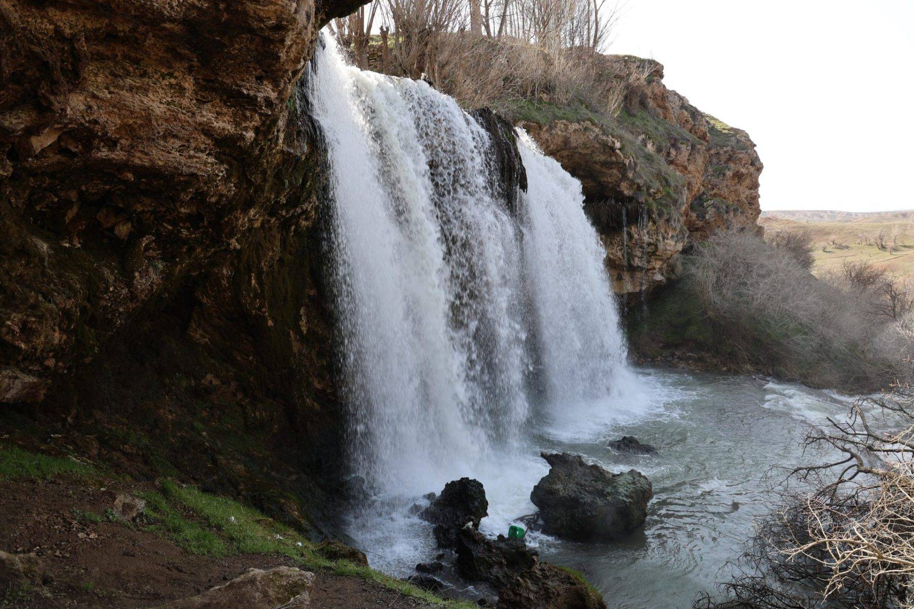 Sivas'ın doğa harikalarından Değirmenaltı Şelalesi, ilkbaharı coşkuyla karşıladı