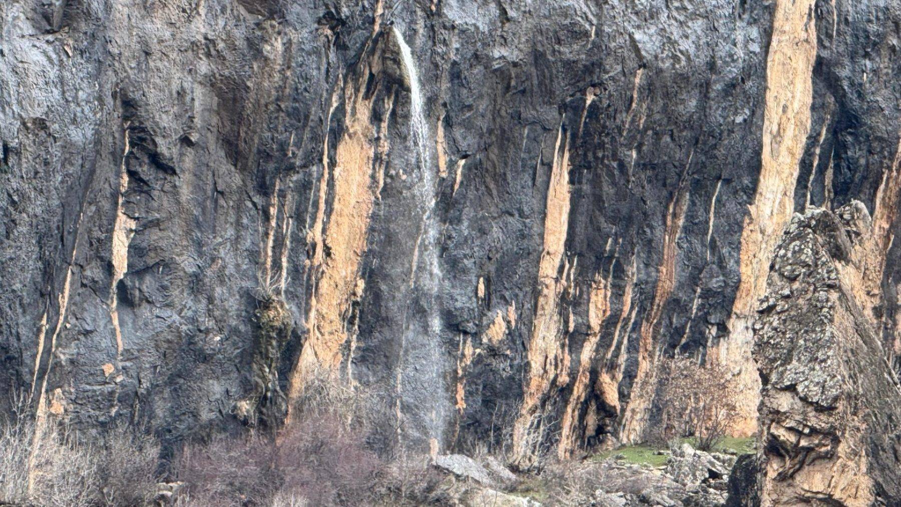 Şırnak'ta şaşırtan manzara: 20 metre yüksekteki kayanın içinden su fışkırıyor